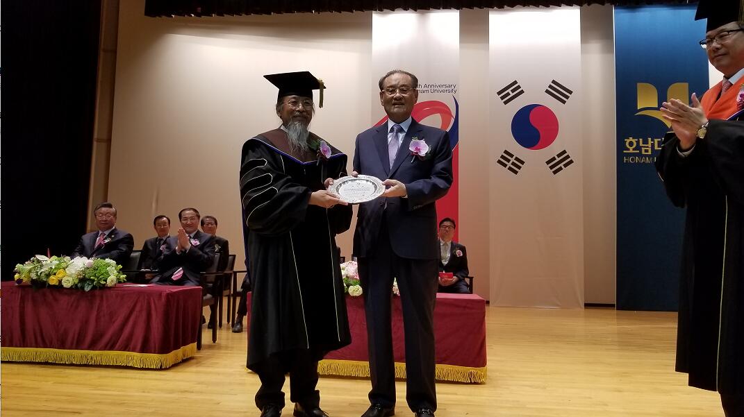 Zhen Zhongyi, the Dean of HBAFA, was Awarded Honorary Doctor Degree by Honam University